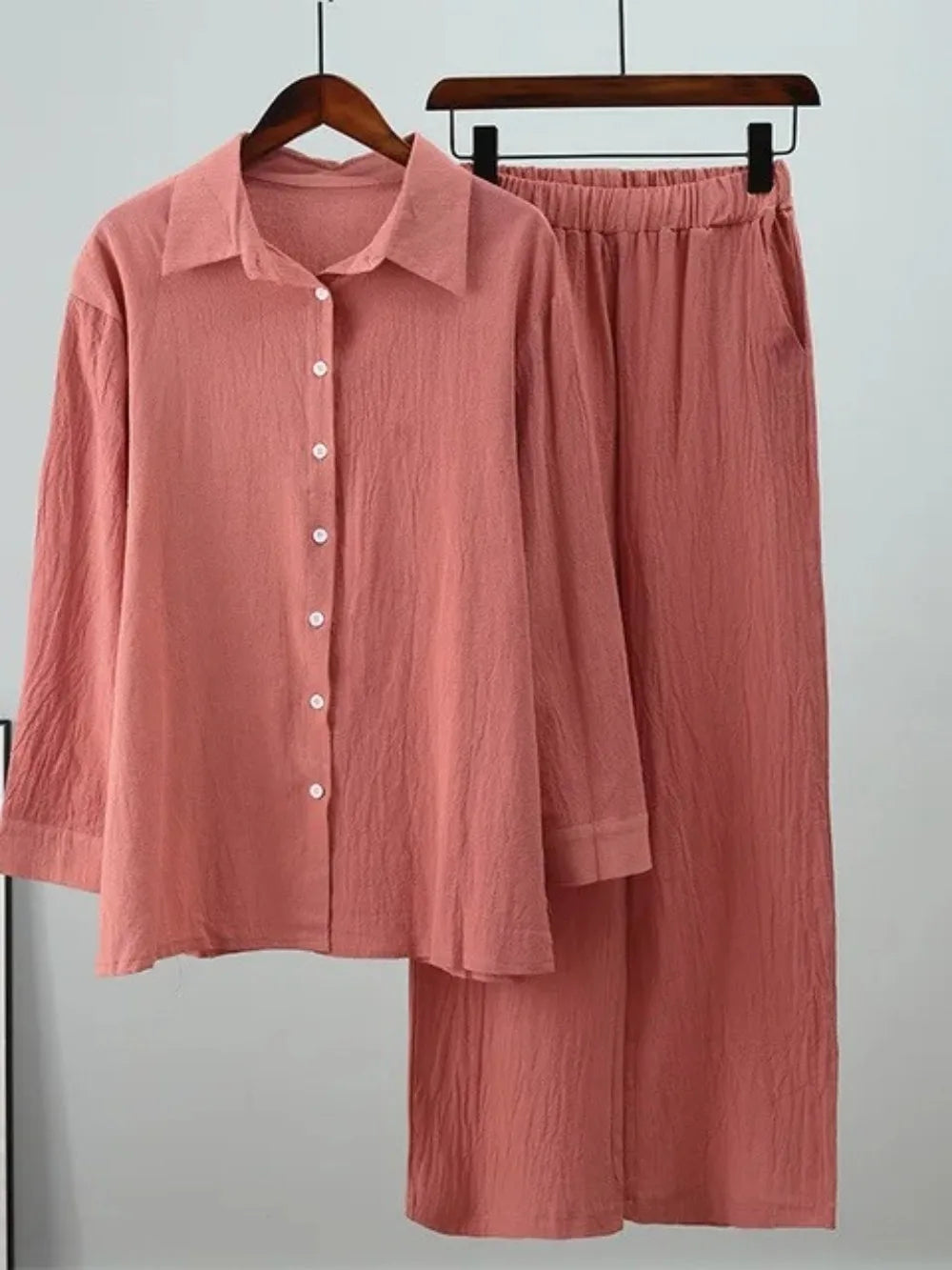 Détail chemise Ranya — col chemisier et boutonnage sur toute la longueur