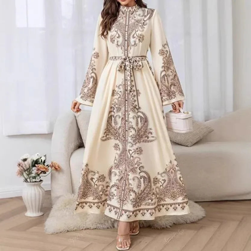 Robe Karima blanche — détail des fleurs appliquées et manches longues