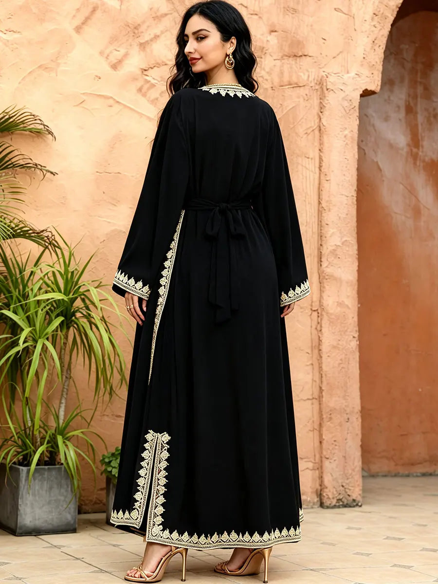 Robe Ilham — détail des manches longues et empiècement en dentelle