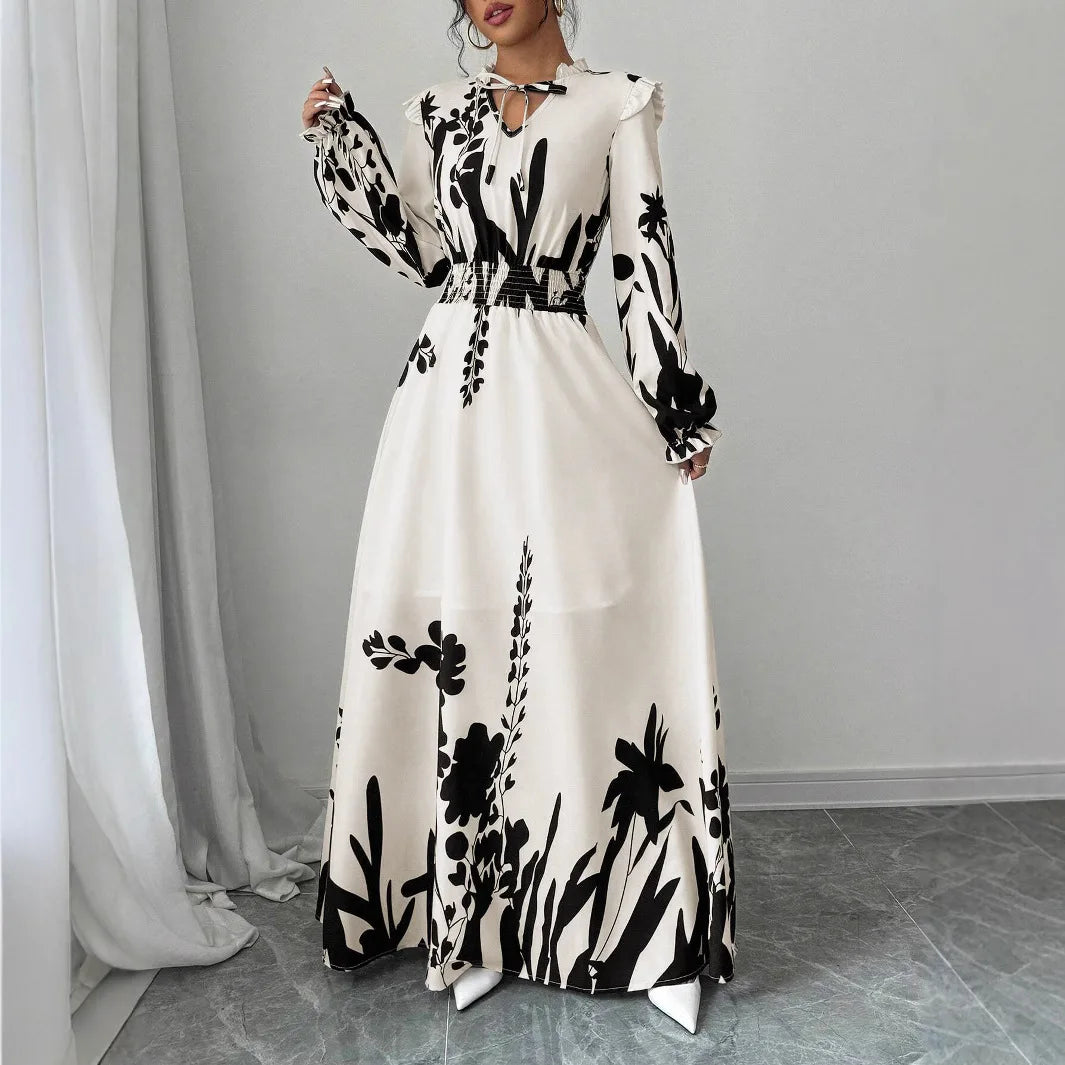 Robe longue Sabrine blanche noire — vue arrière, silhouette enveloppante
