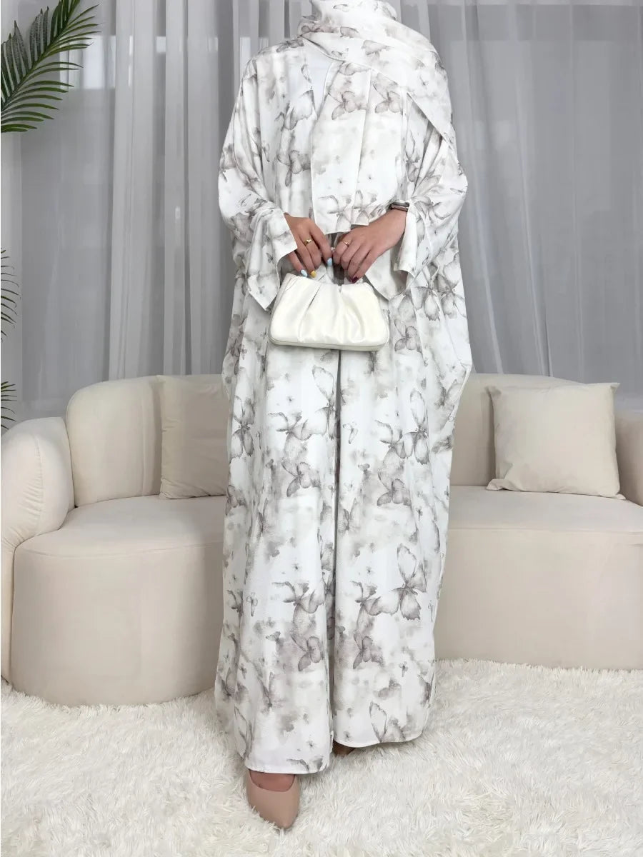 Kaftan Rym — détail de l'imprimé floral délicat sur le tissu