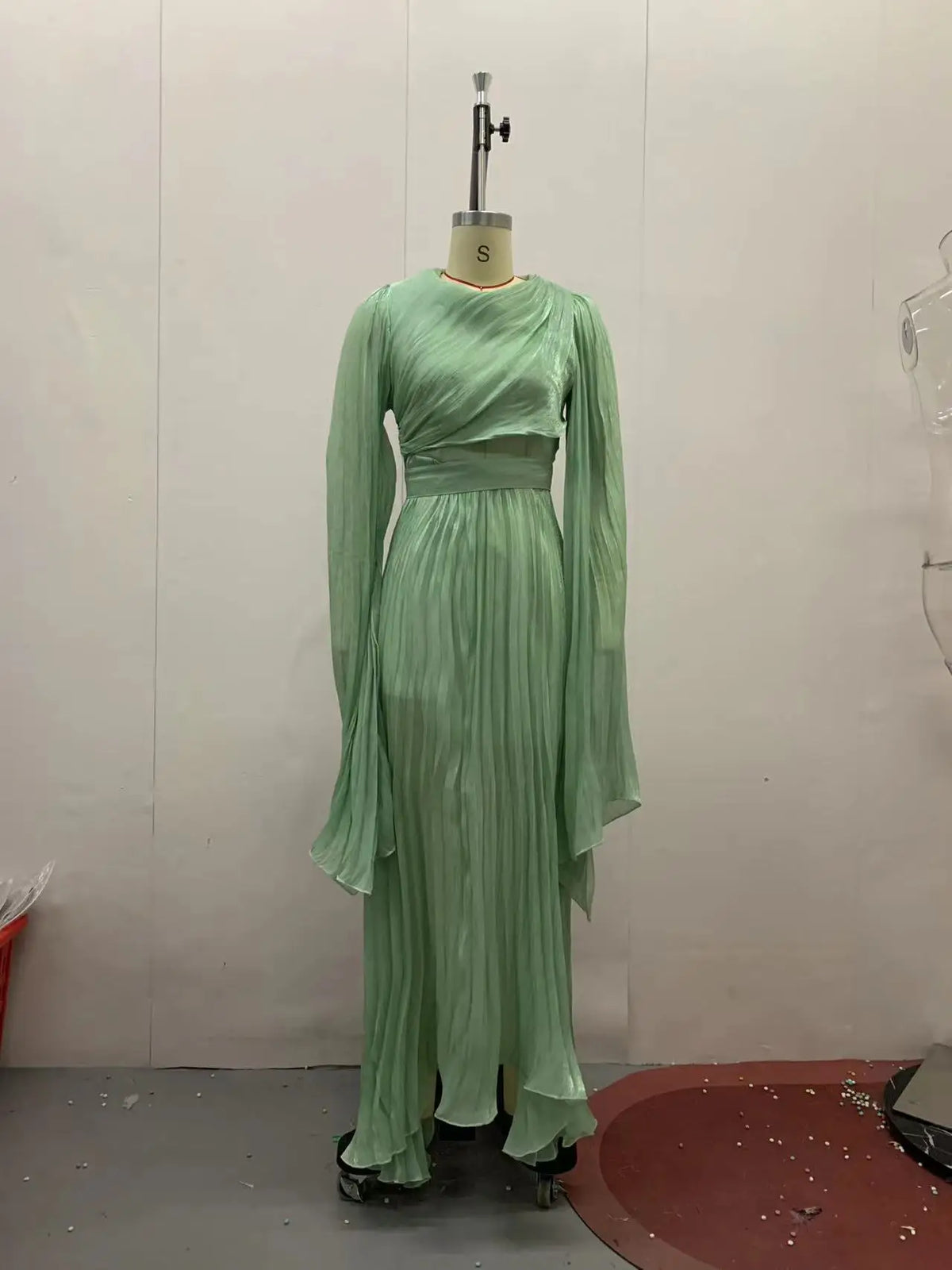 Robe Zahra en couleur rouge profond — vue d'ensemble, effet aérien