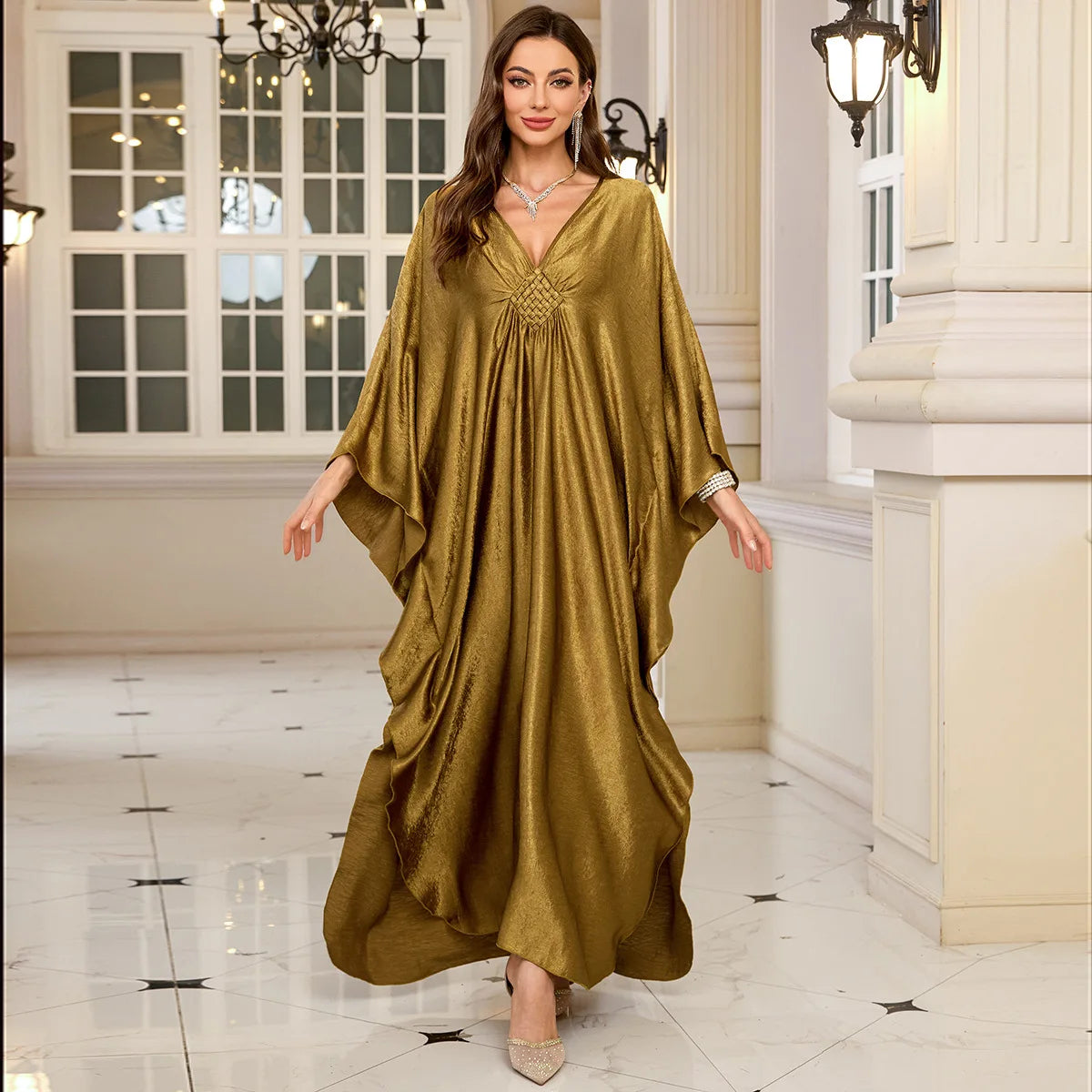 Kaftan Dalia doré — vue de face, coupe maxi drapée et taille resserrée