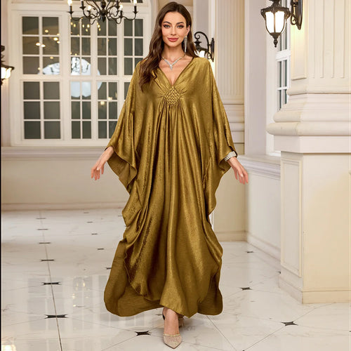 Kaftan Dalia doré — vue de face, coupe maxi drapée et taille resserrée