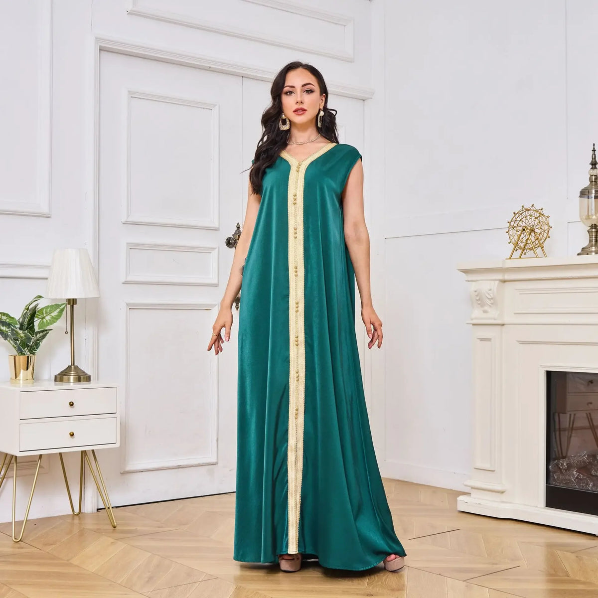 Ensemble kaftan Malak — vue de profil, silhouette fluide et ample