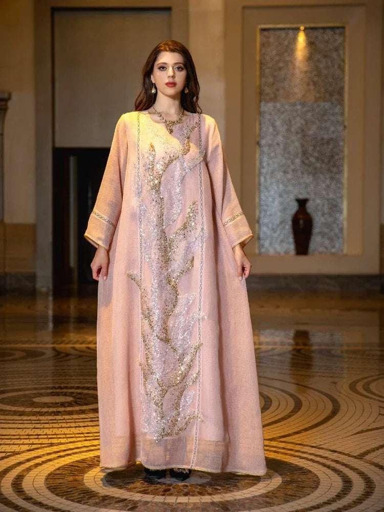 Robe Layla — détail des ornements paillettes et effet lumineux