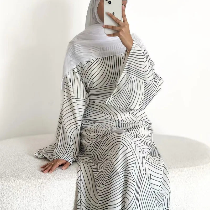 Robe Latifa — détail de l'imprimé et du tombe élégant