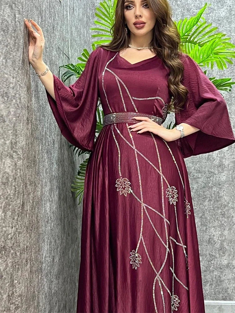 Kaftan Hayat beige — vue de face, motifs strass et ceinture perlée