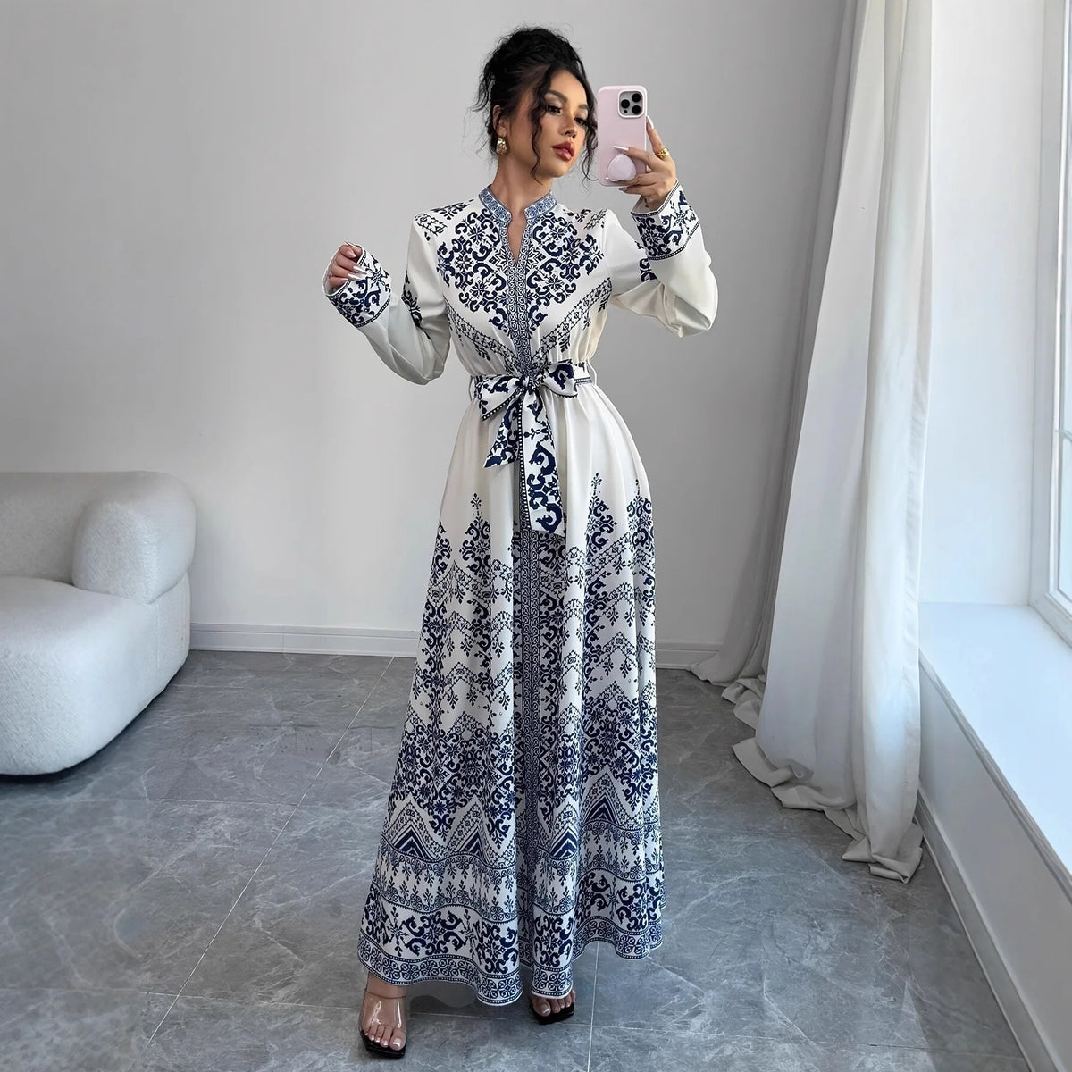 Kaftan Douaa — détail des lacets ornementaux au décolleté