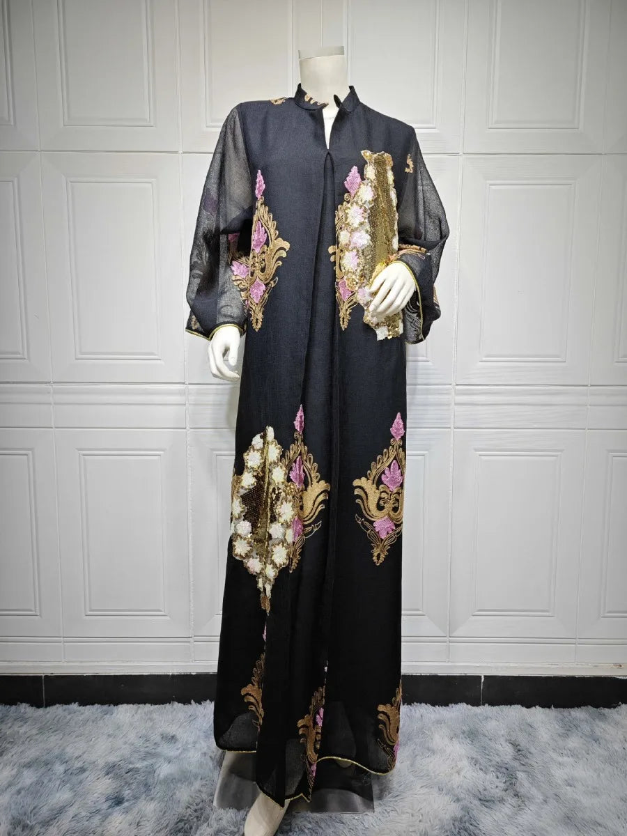 Robe Souad brodée — vue de côté, silhouette gracieuse et ample