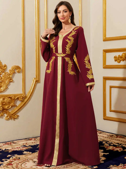 Kaftan Hana — détail de la broderie florale artisanale sur tissu bordeaux