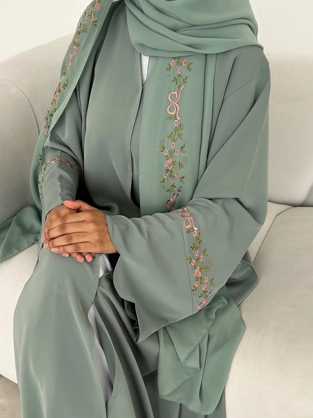 Robe Alya vert — détail des broderies raffinées sur l'encolure et le devant
