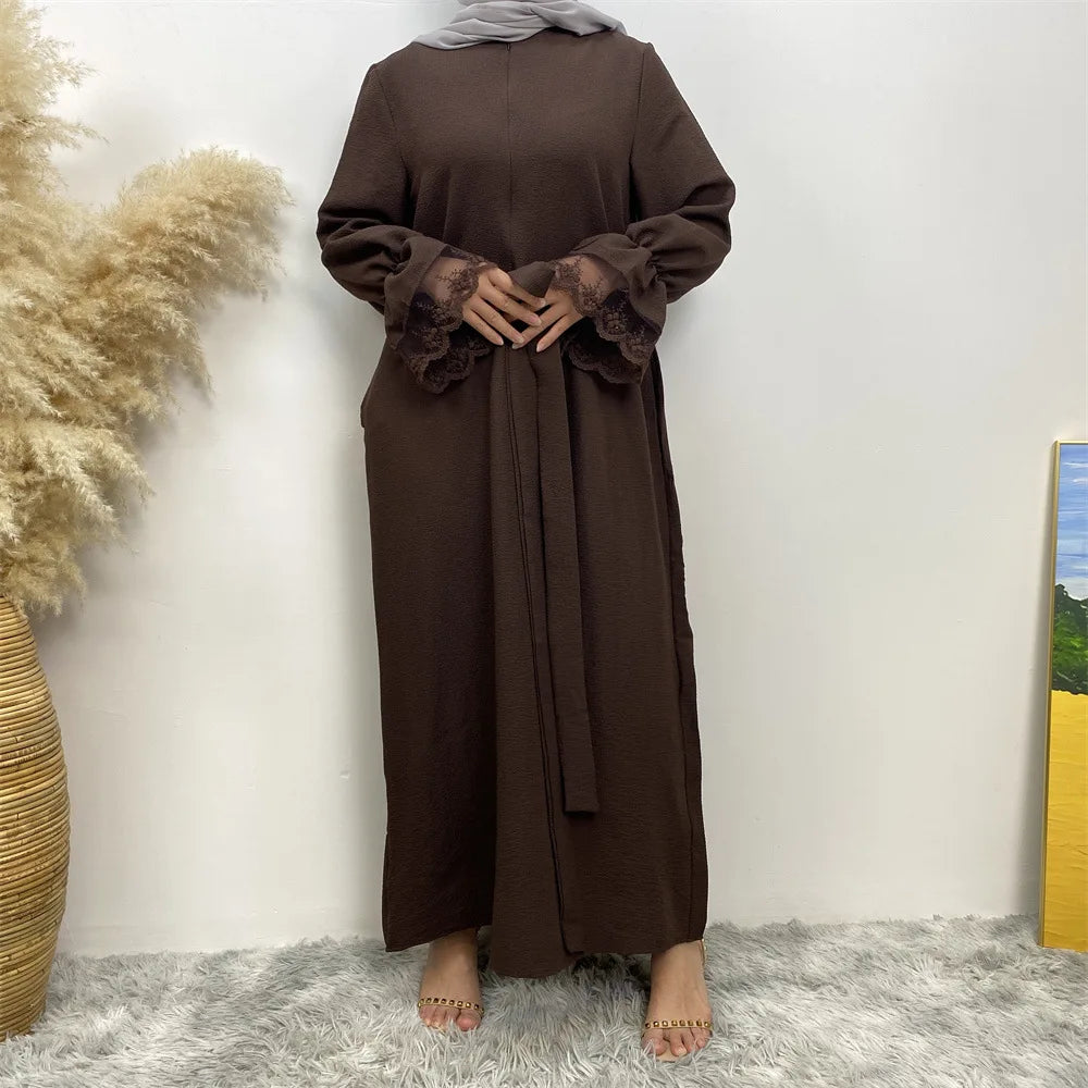 Robe Amel brun — vue de profil, tombe gracieux et coupe ample