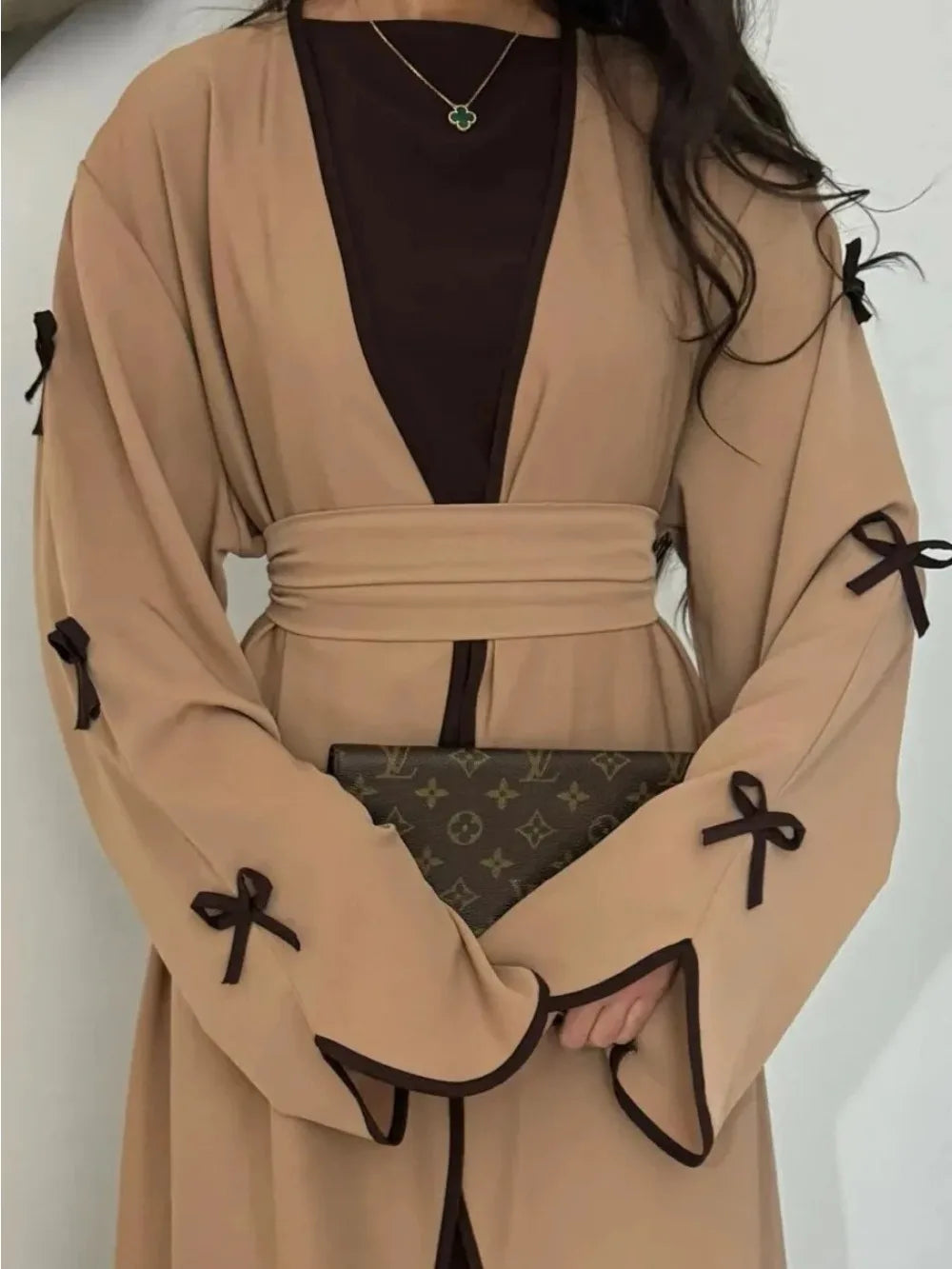 Kaftan Yara — vue de profil, coupe ample et enveloppante