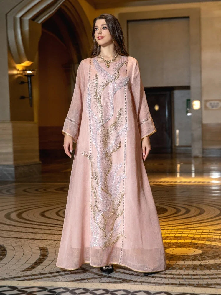 Robe Layla — vue de face, coupe fluide longue avec paillettes brodées