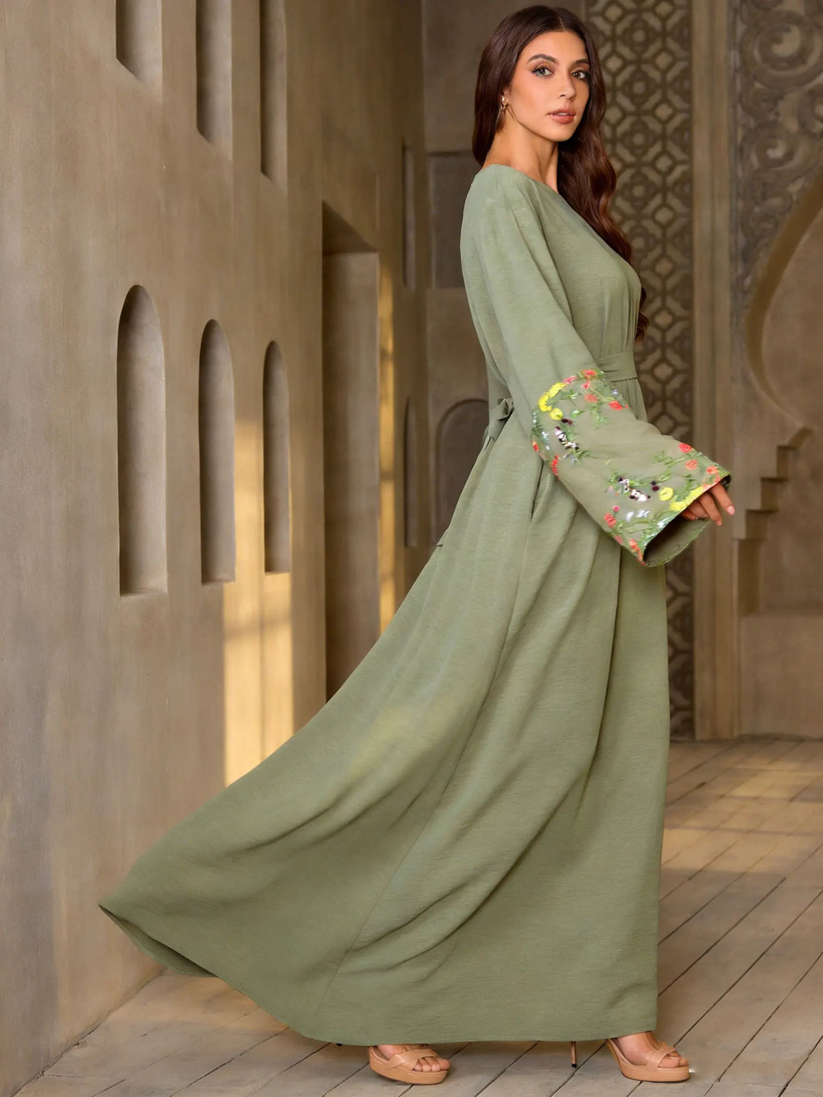 Robe longue brodée Norah — vue arrière, manches fleuries