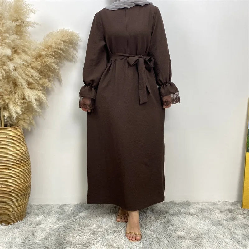 Robe Amel brun — vue de face, silhouette longue fluide ornée de dentelle