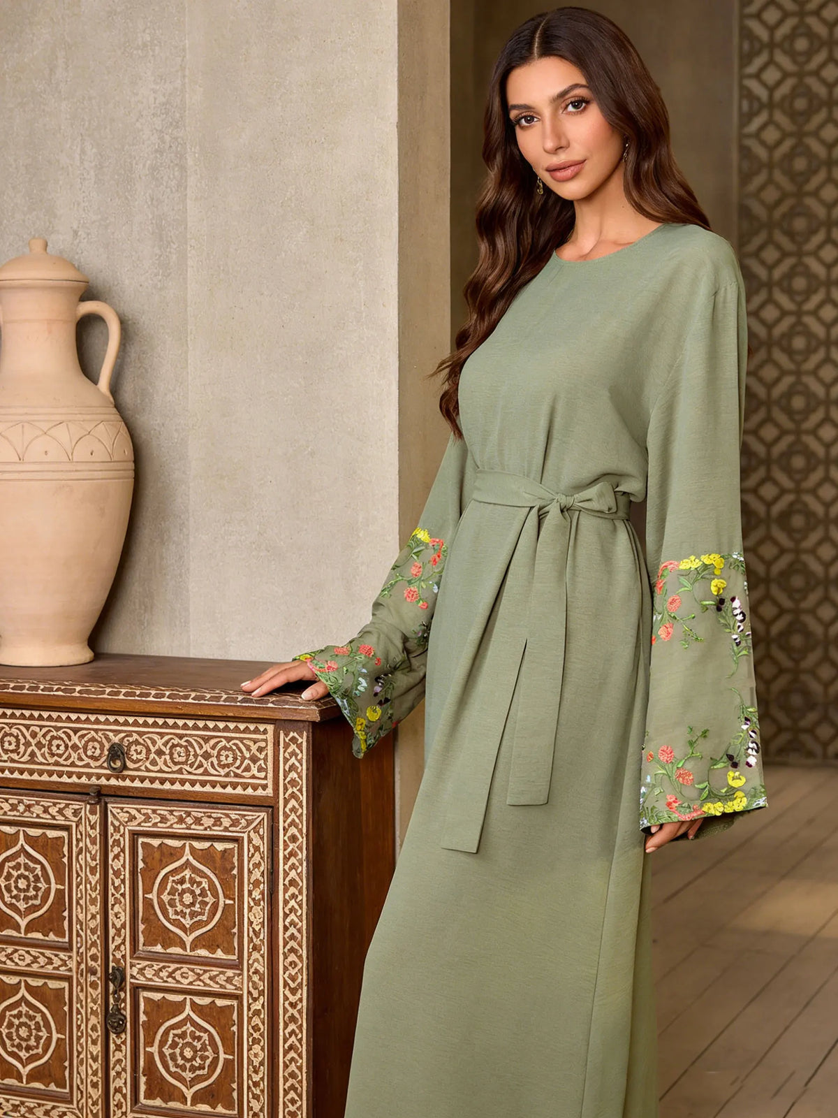 Robe Norah vert olive — détail de la finition soignée et du tissu fluide