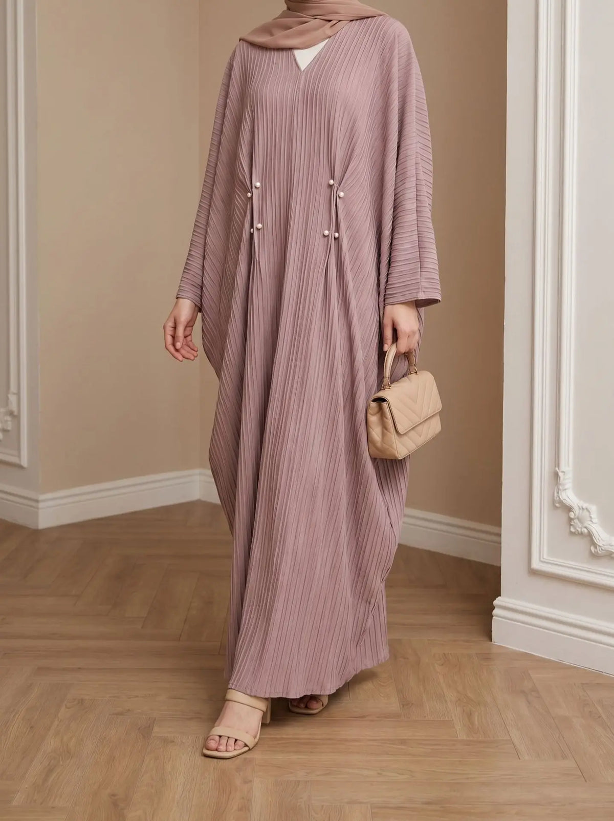Kaftan Loubna noir — vue arrière, plissé élancé et col en V doux