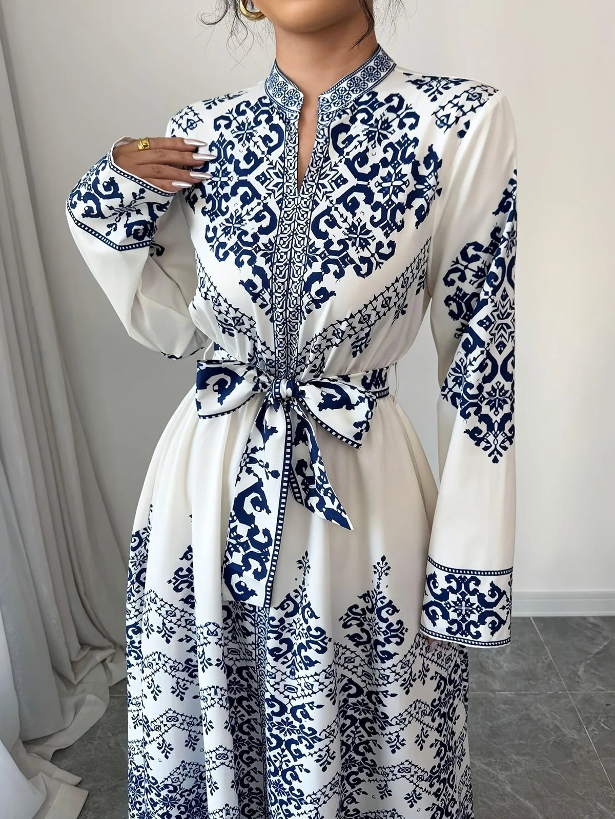 Kaftan Douaa — détail de la base et de la longueur maxi jusqu'aux chevilles