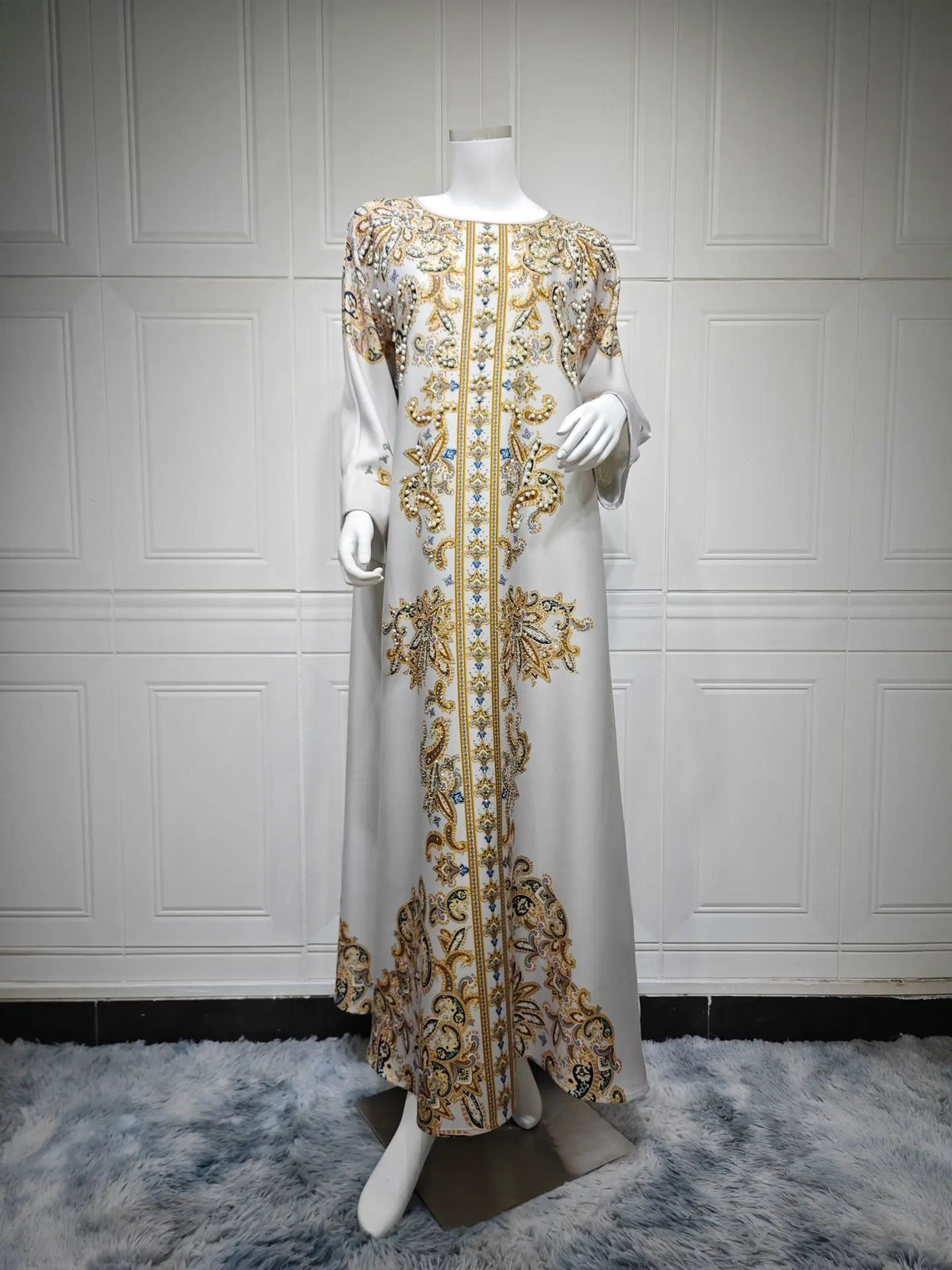 Robe Yousra grise — vue de face, silhouette longue et fluide