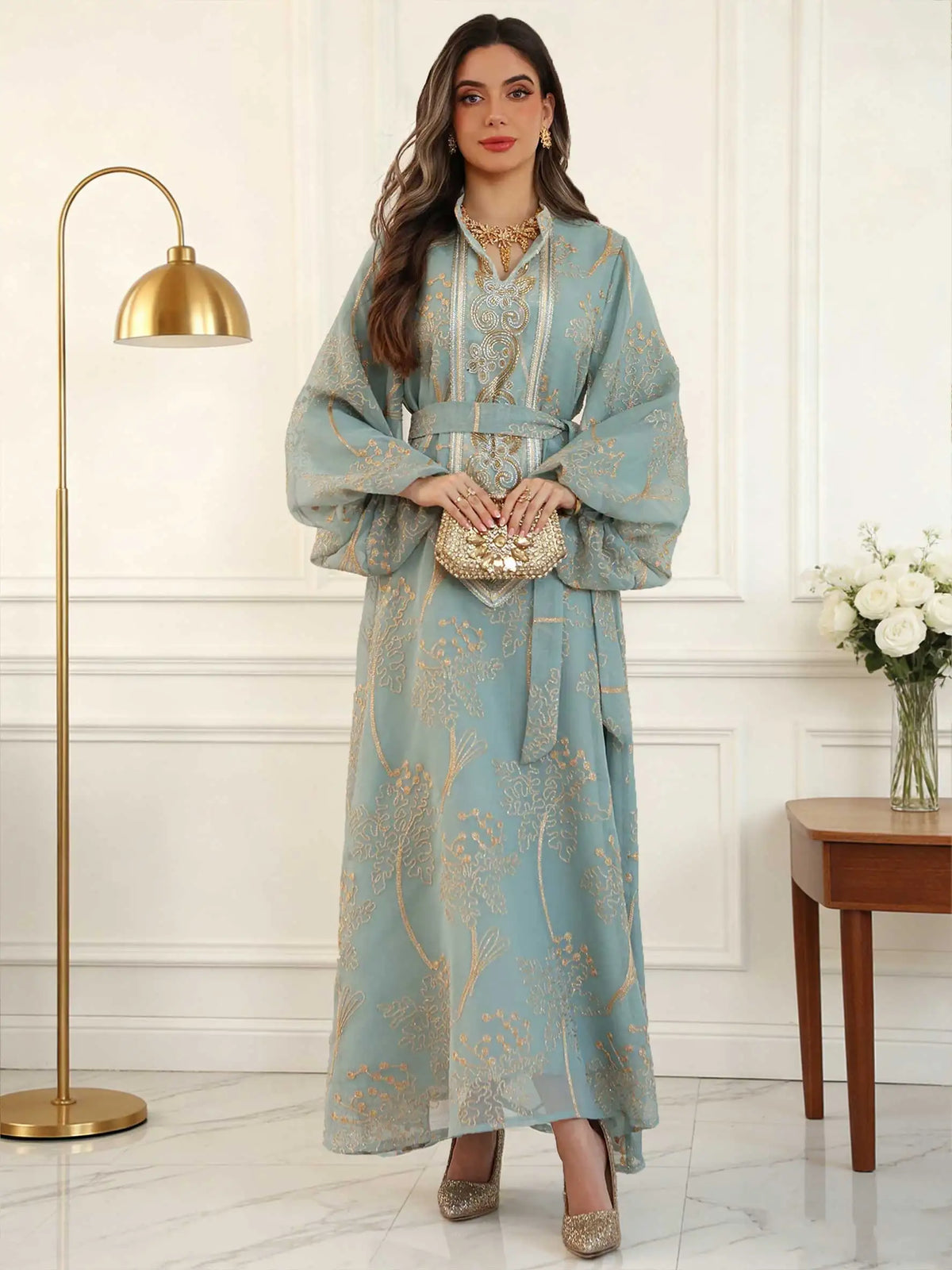 Robe Assia — vue de profil, tombe fluide maxi, ceinture incluse