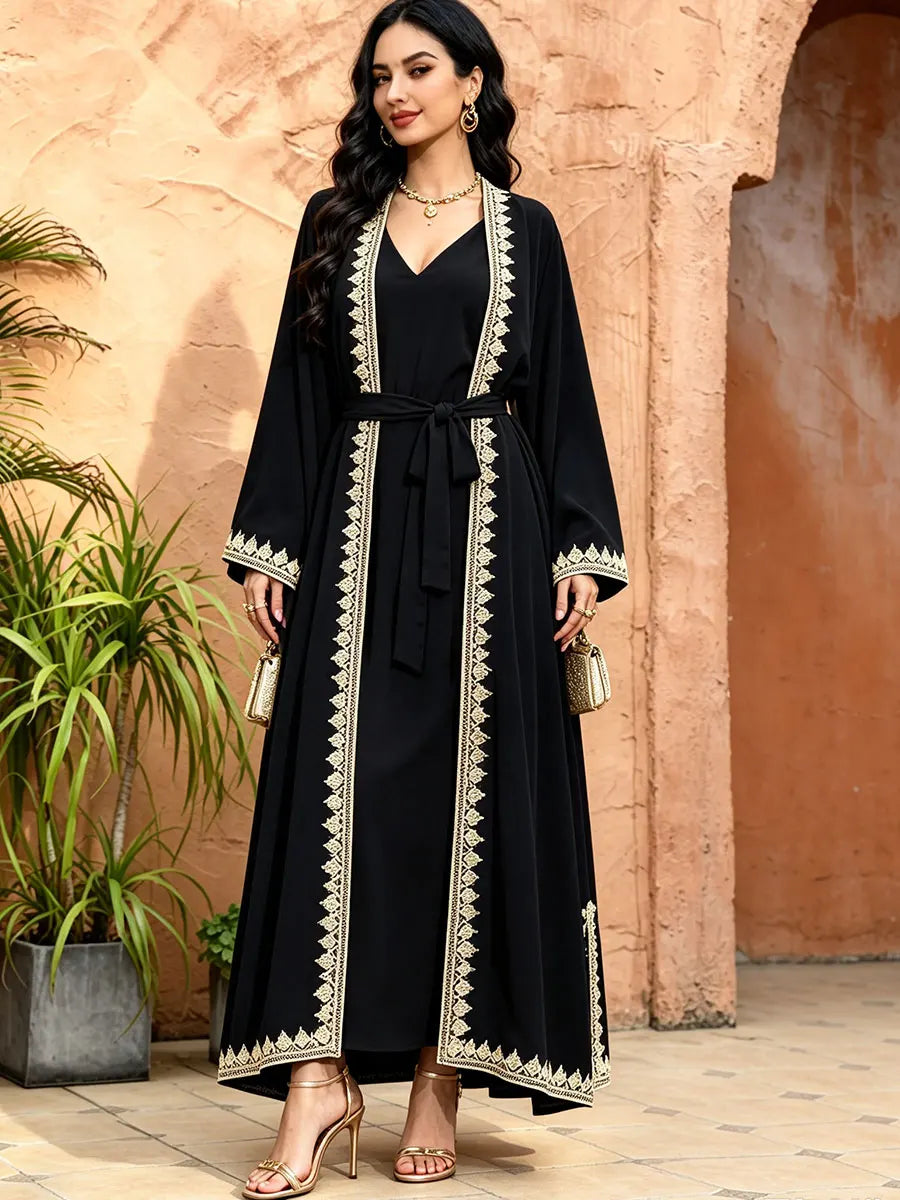 Robe longue Ilham noir — vue de profil, tombe évasé
