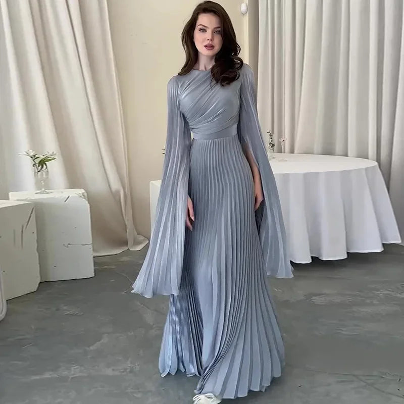 Robe Zahra longue plissée — vue de face, silhouette ample et fluide