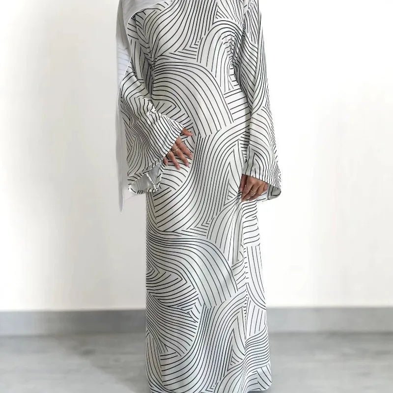 Robe Latifa fluide — vue de face, imprimé fleuri, manches longues