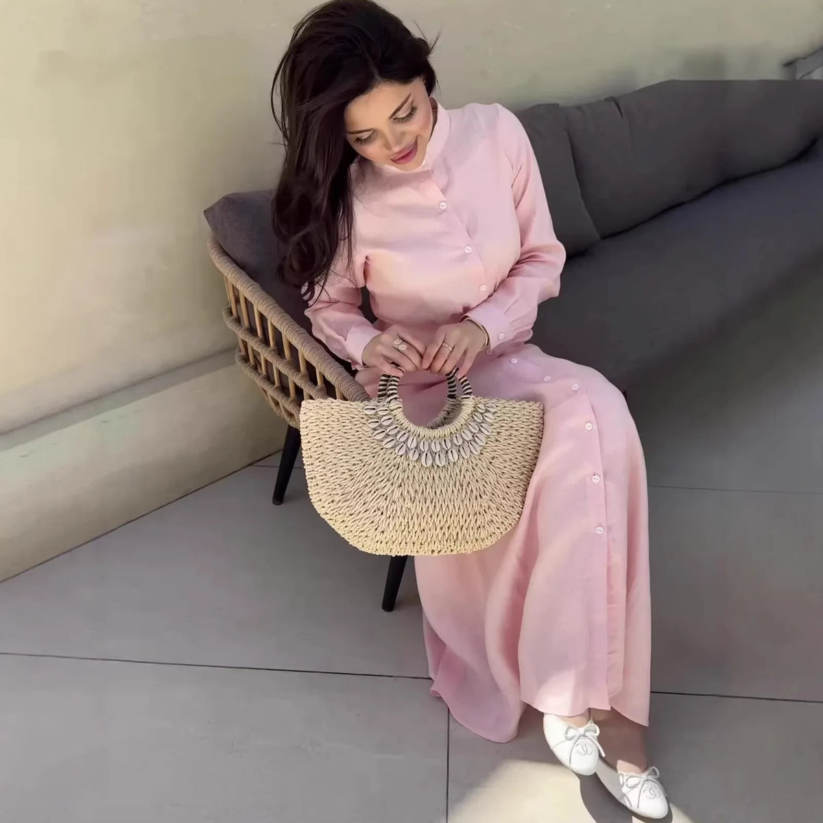 Robe Anissa rose — détail du boutonnage sur toute la longueur