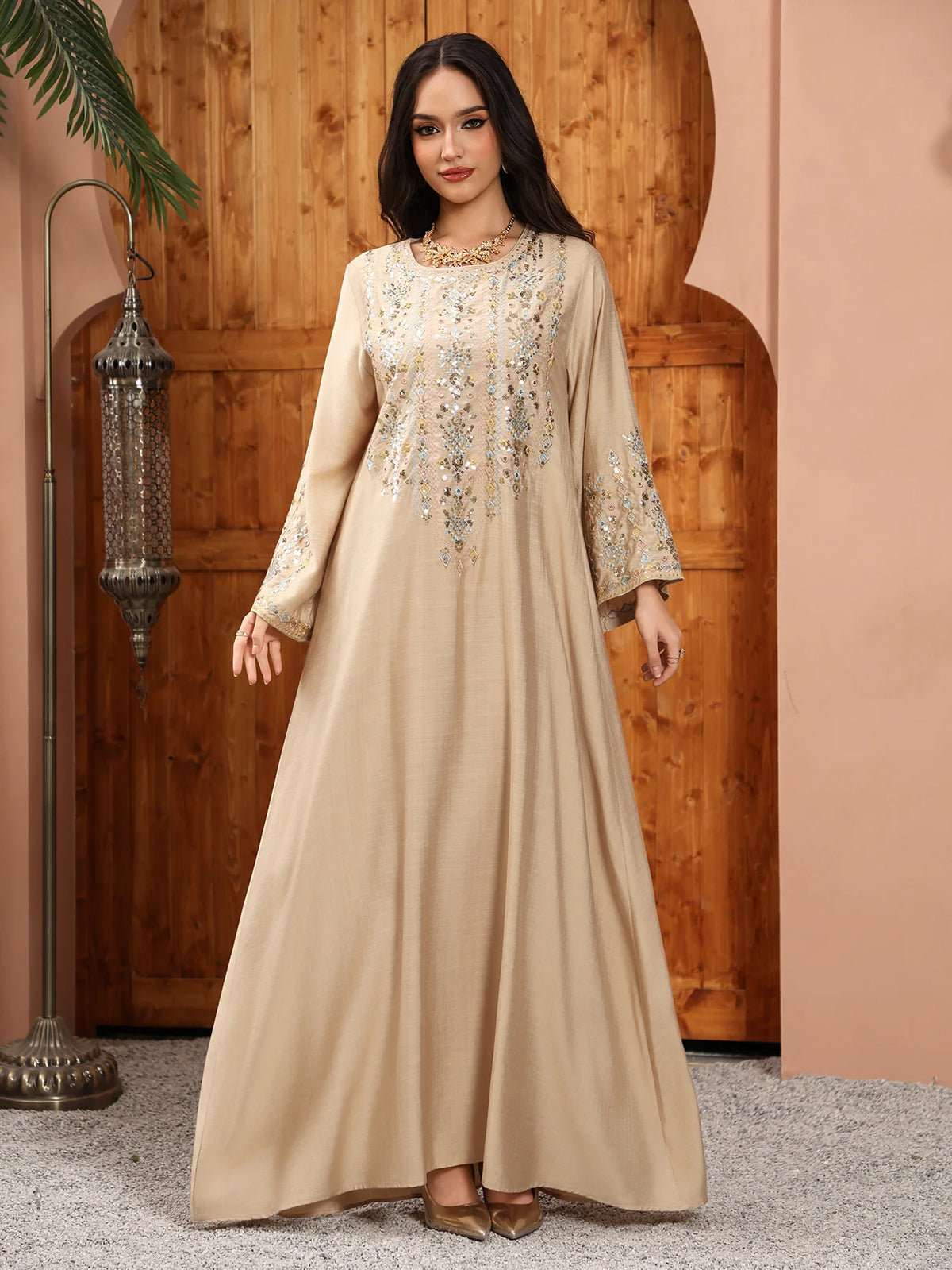 Robe longue Imane — détail des broderies, ornements sophistiqués sur le tissu