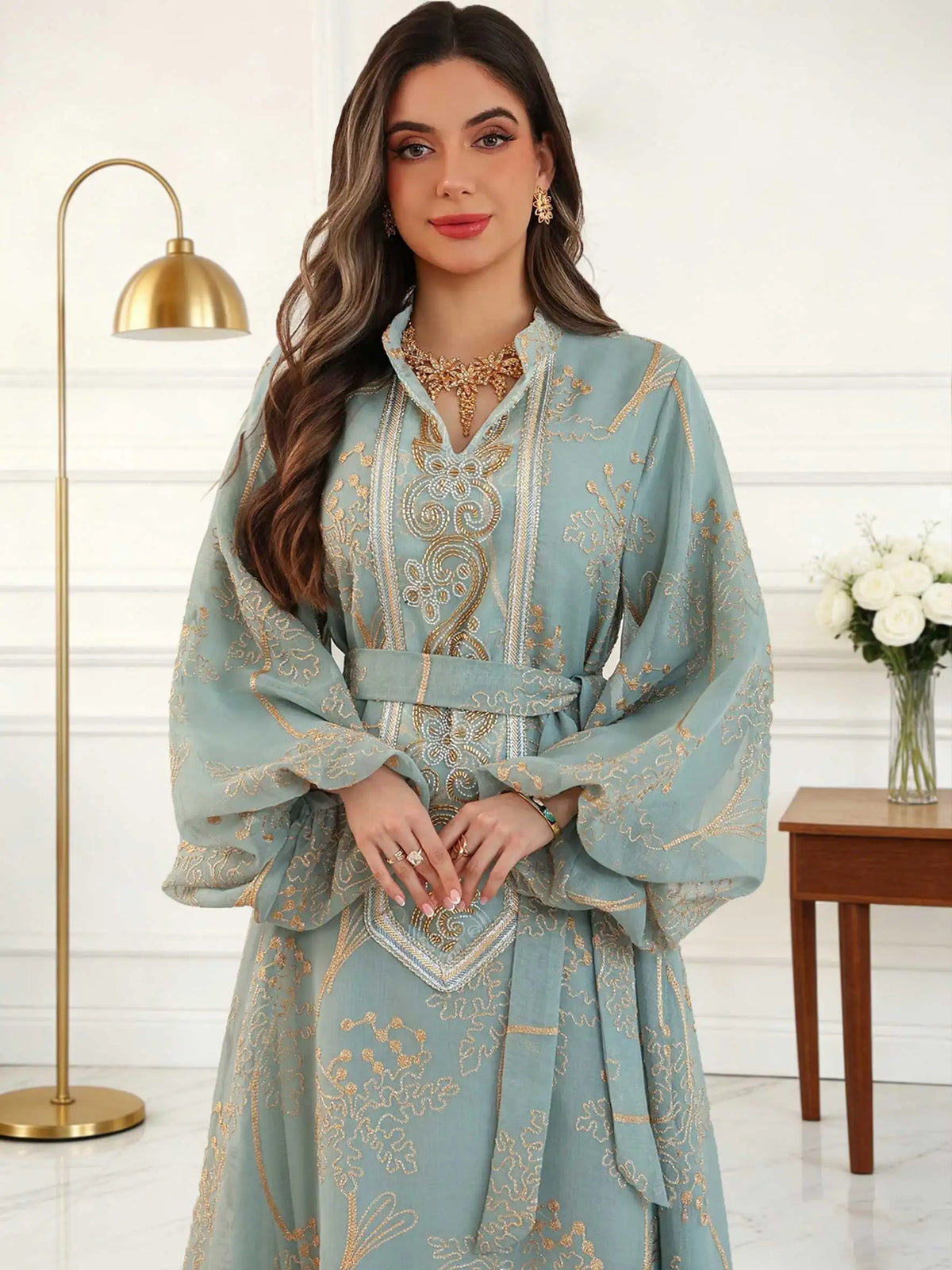 Robe Assia rose — vue arrière, silhouette enveloppante et gracieuse