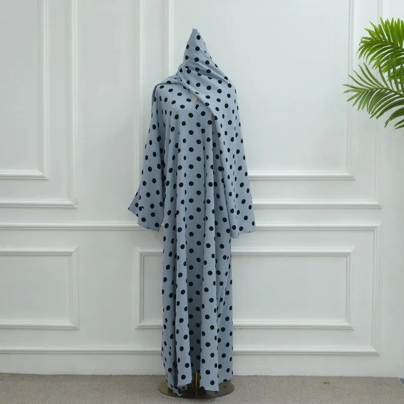 Robe Camelia à pois — vue arrière, capuche intégrée, silhouette enveloppante