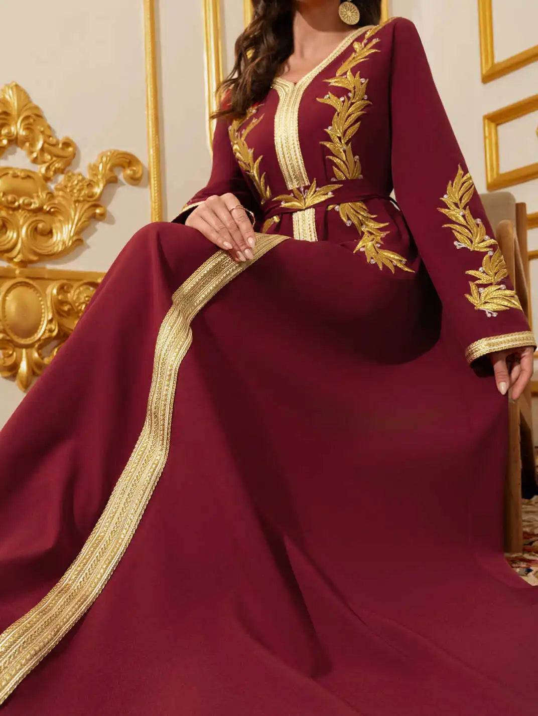 Kaftan Hana — vue arrière, broderies florales et drapé du tissu souple