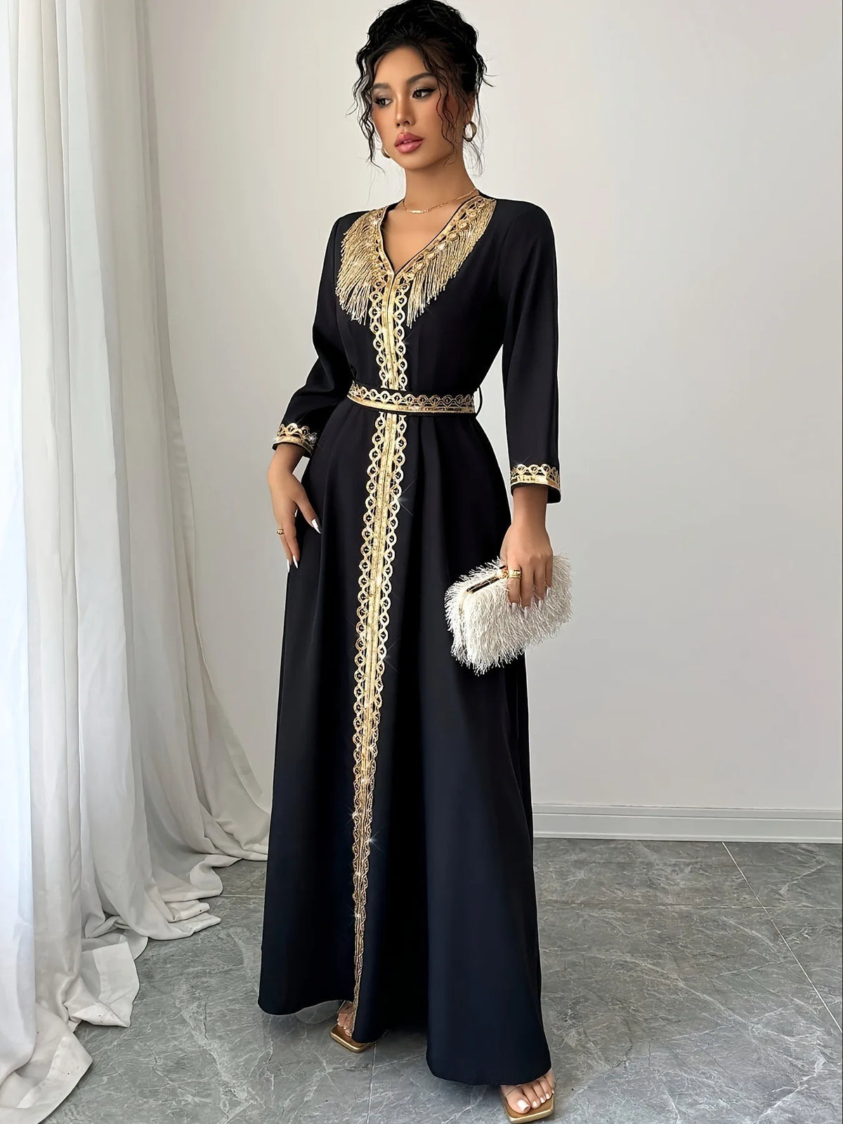 Robe Samira — Détail des franges dorées cousues à la main et effet de lumière