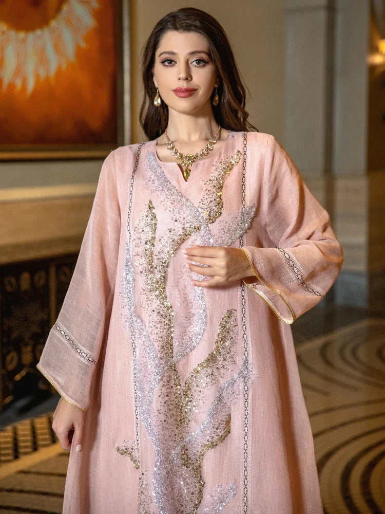 Robe Layla — vue de profil, silhouette ample et tombe délicat
