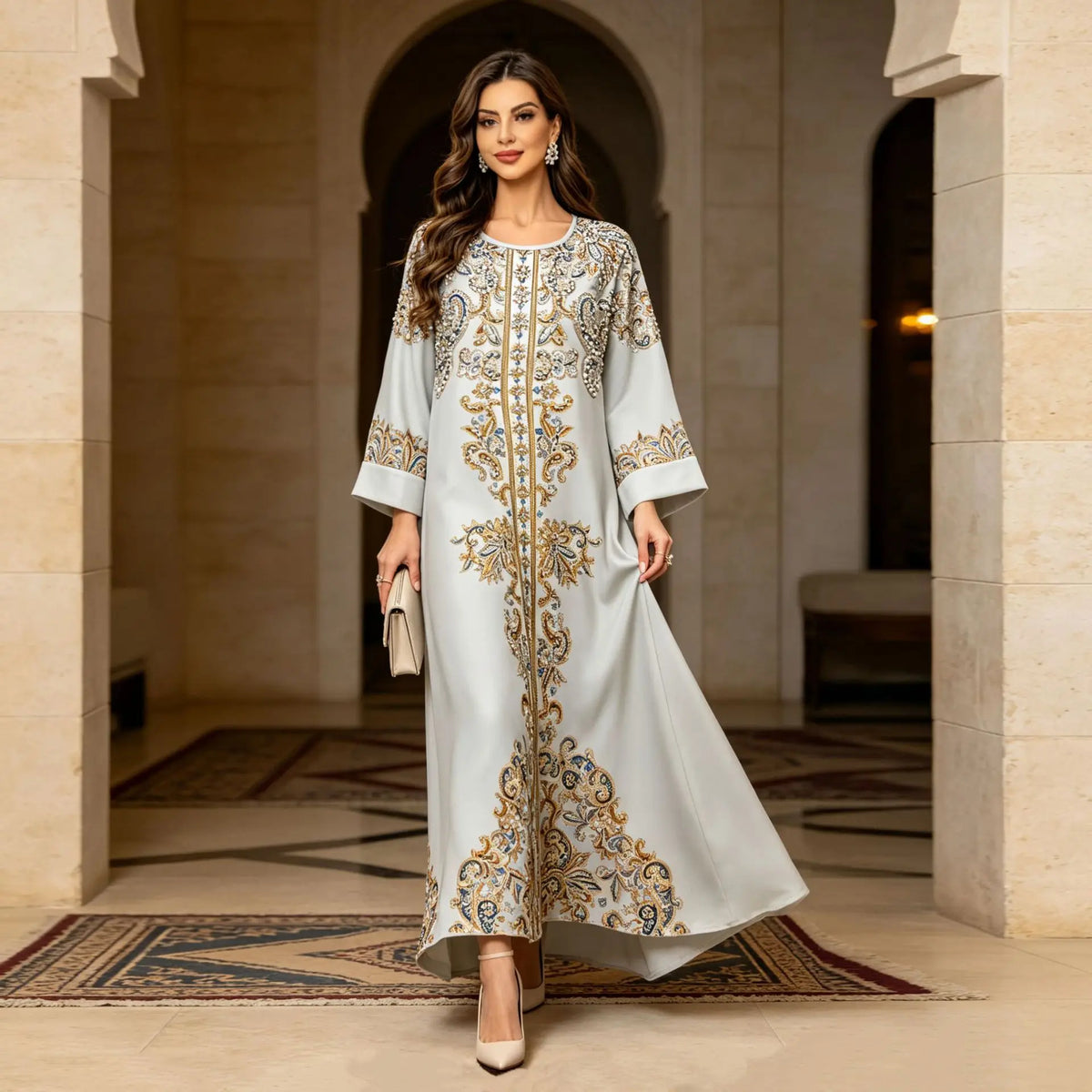 Robe Yousra — détail des ornements strass subtils et brillants