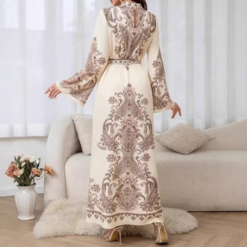 Robe Karima blanche — détail de la texture et fleurs brodées