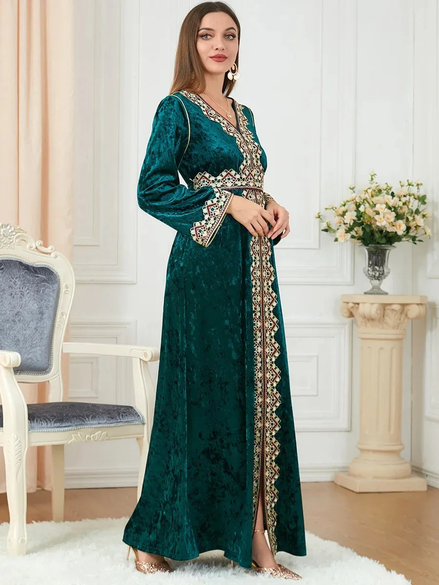 Robe longue Sofia en velours — vue de profil, tombe fluide aux chevilles