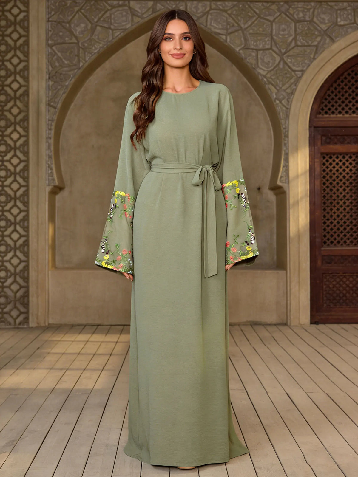 Robe Norah — détail des broderies florales sur les manches
