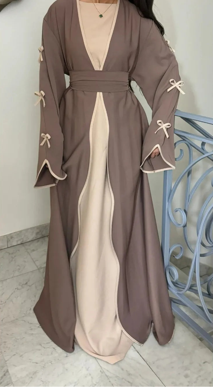 Kaftan Yara — vue complète en mouvement, silhouette gracieuse