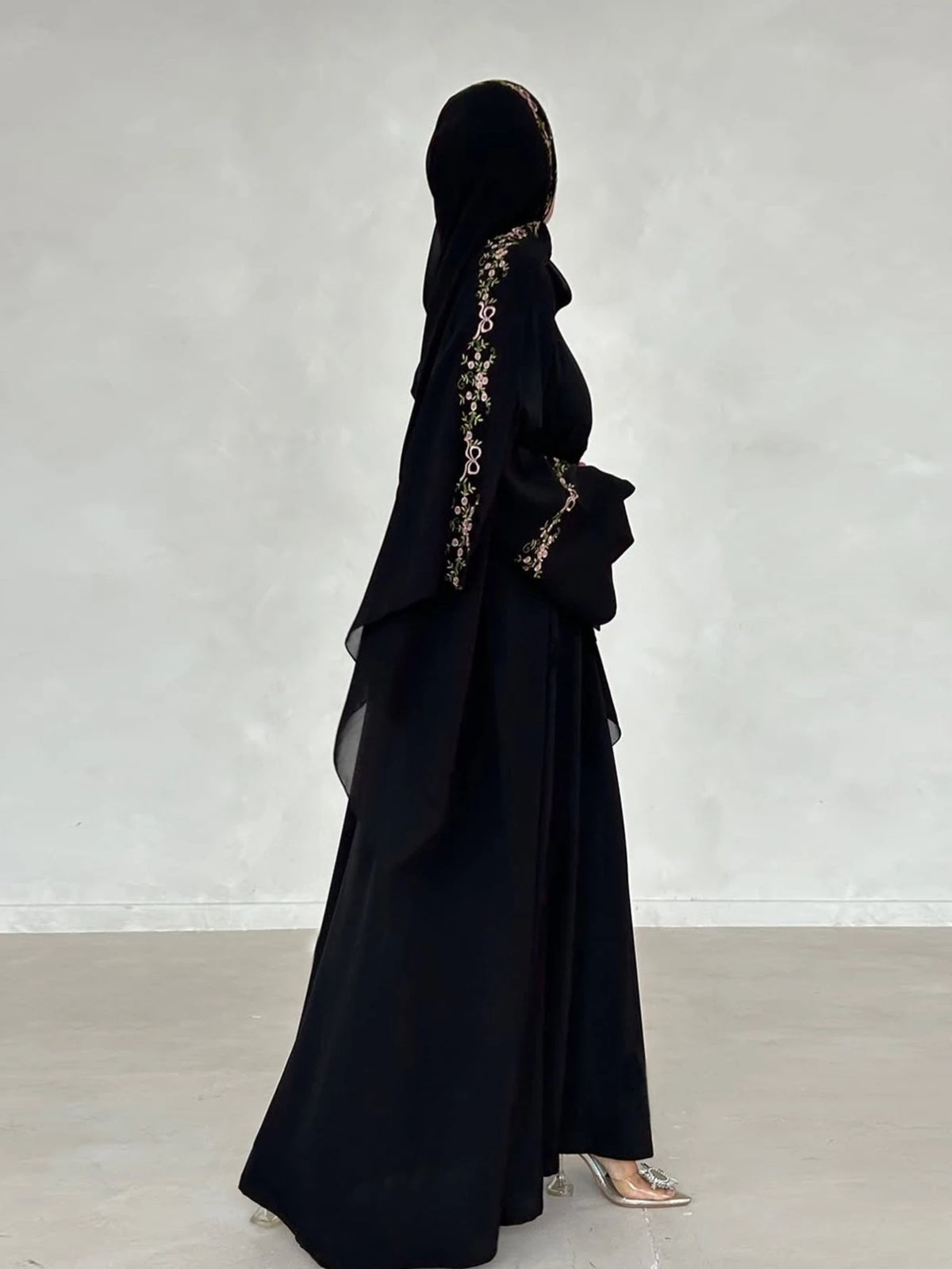 Robe longue Alya abricot — vue de profil, tombe fluide et gracieux