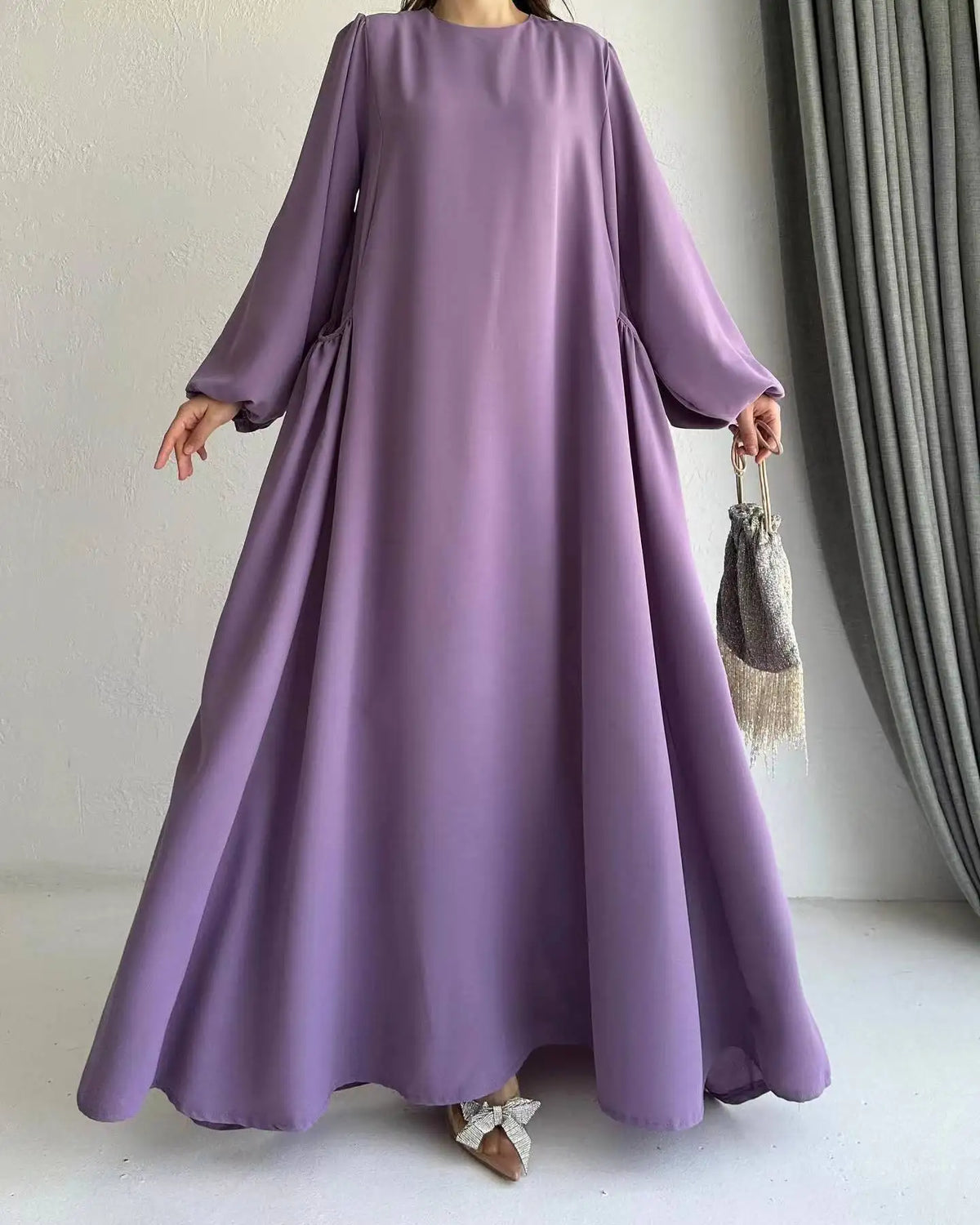 Robe Sirine — détail des fleurs et texture du tissu noble