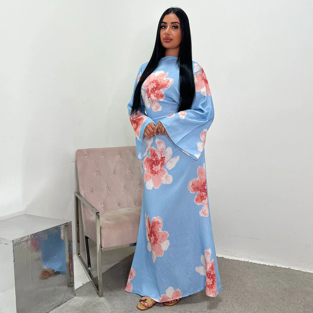 Robe Soraya — détail des manches évasées bell sleeve et imprimé arabesque