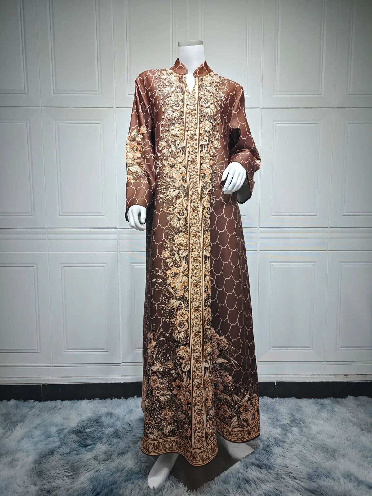 Kaftan Salma — vue arrière, broderies délicates et drapé élégant