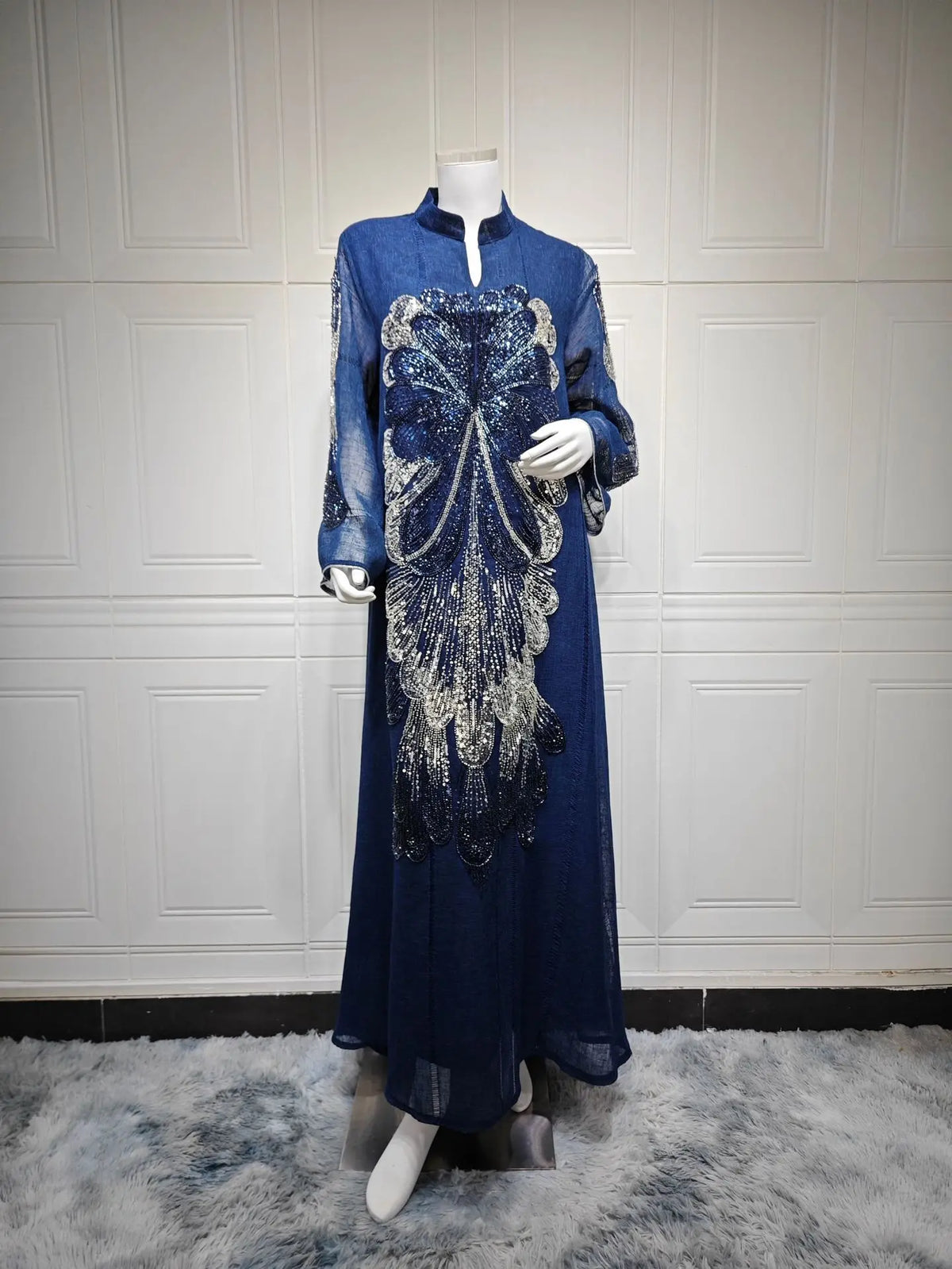 Robe Meryem pailletée — détail des manches longues enveloppantes