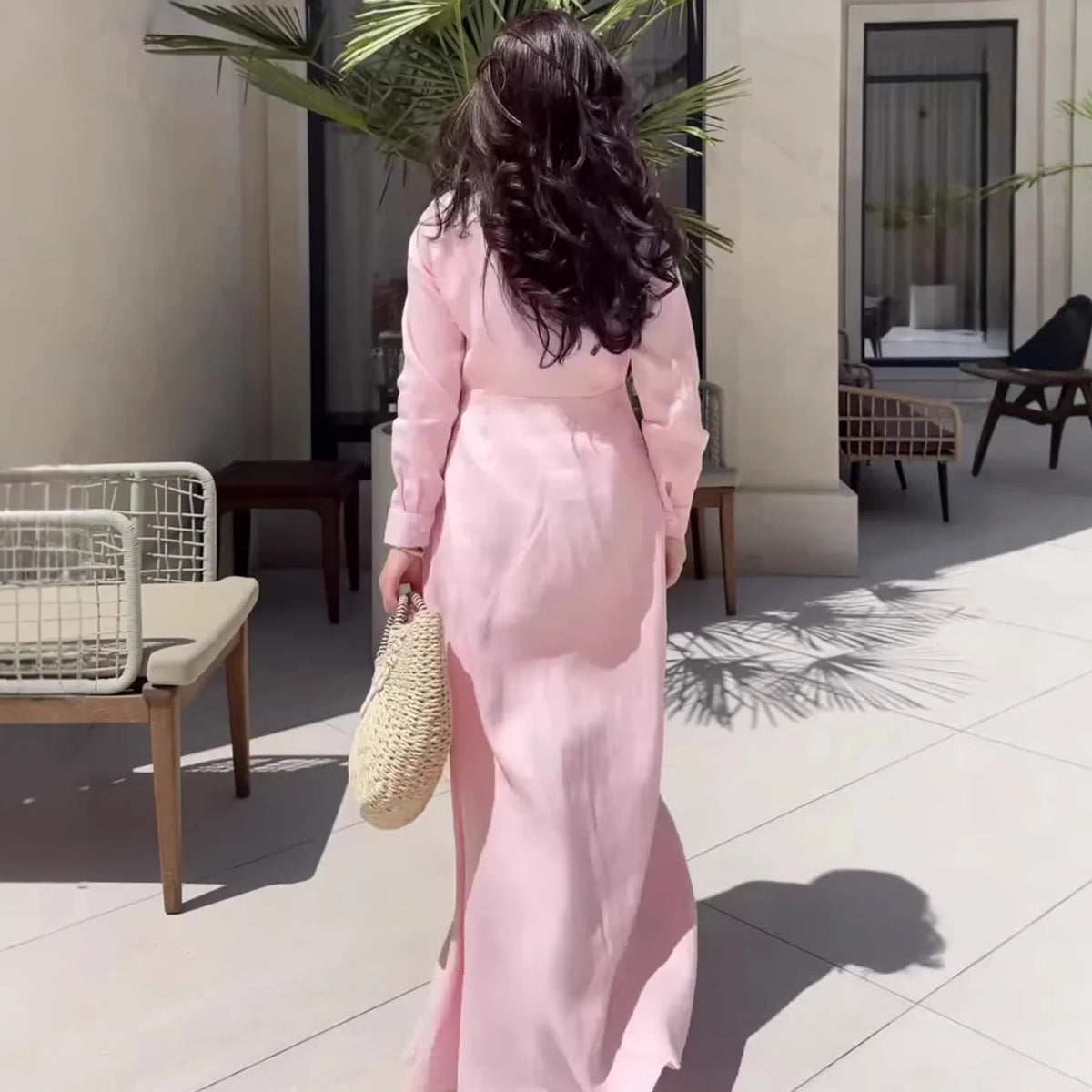 Robe Anissa rose — détail des manches douces et ajustées