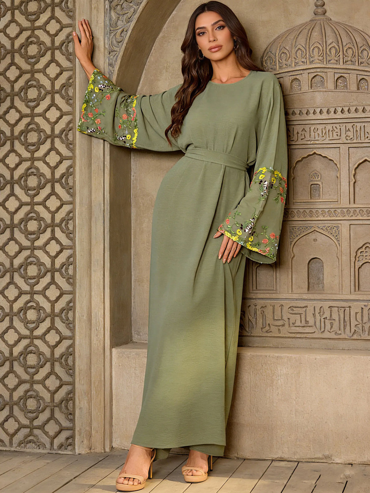 Robe longue Norah vert olive — vue de face, silhouette fluide et ample