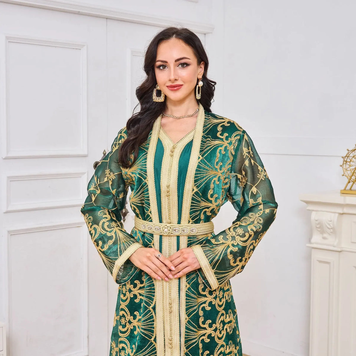 Robe longue Malak — détail de l'ouverture devant et des motifs brodés