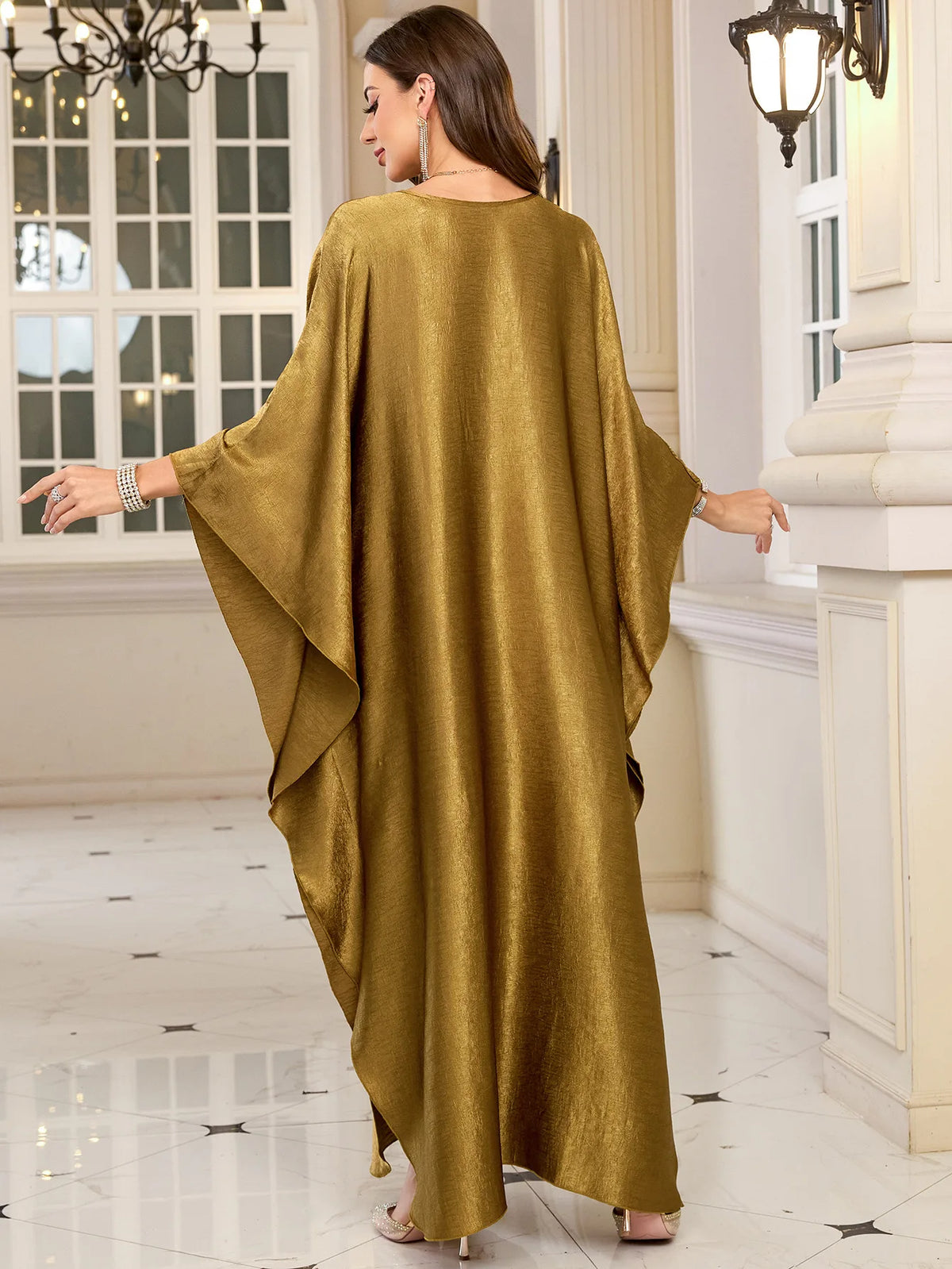 Kaftan Dalia doré — vue de profil, empiècement tressé et drapé spectaculaire